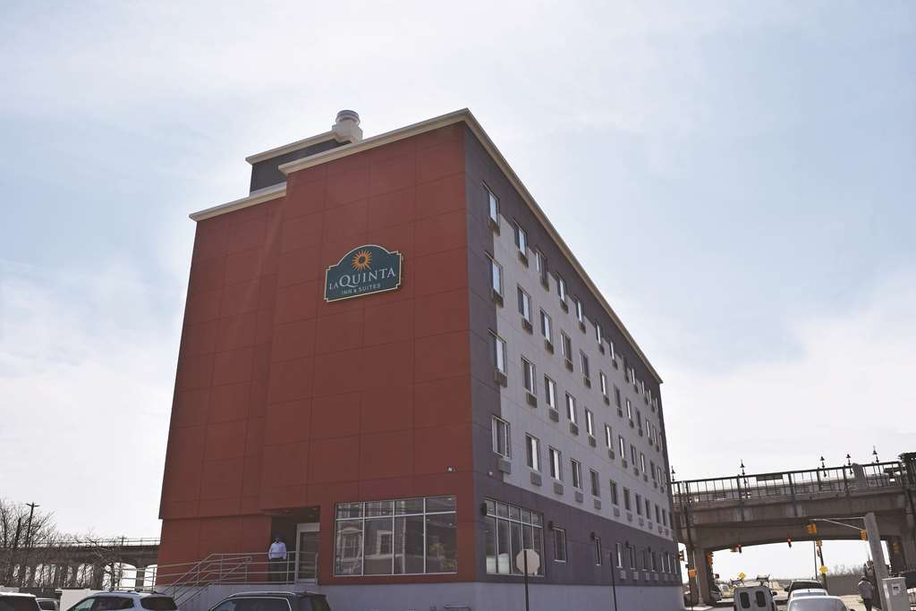 La Quinta Inn & Suites Far Rockaway - Beach Hotel New York Exteriör bild