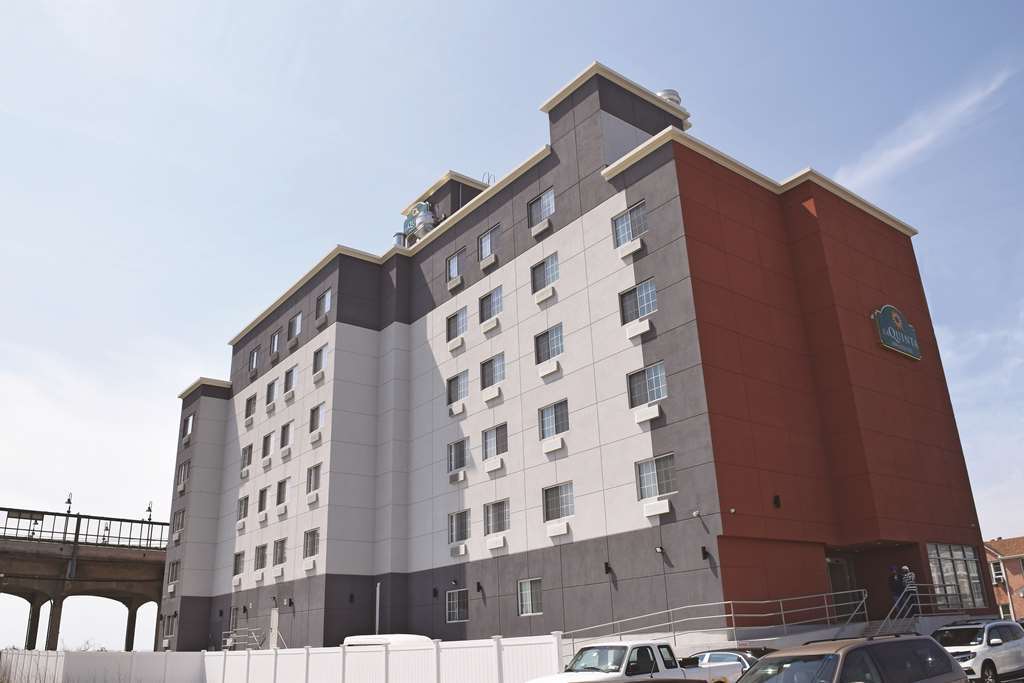 La Quinta Inn & Suites Far Rockaway - Beach Hotel New York Exteriör bild
