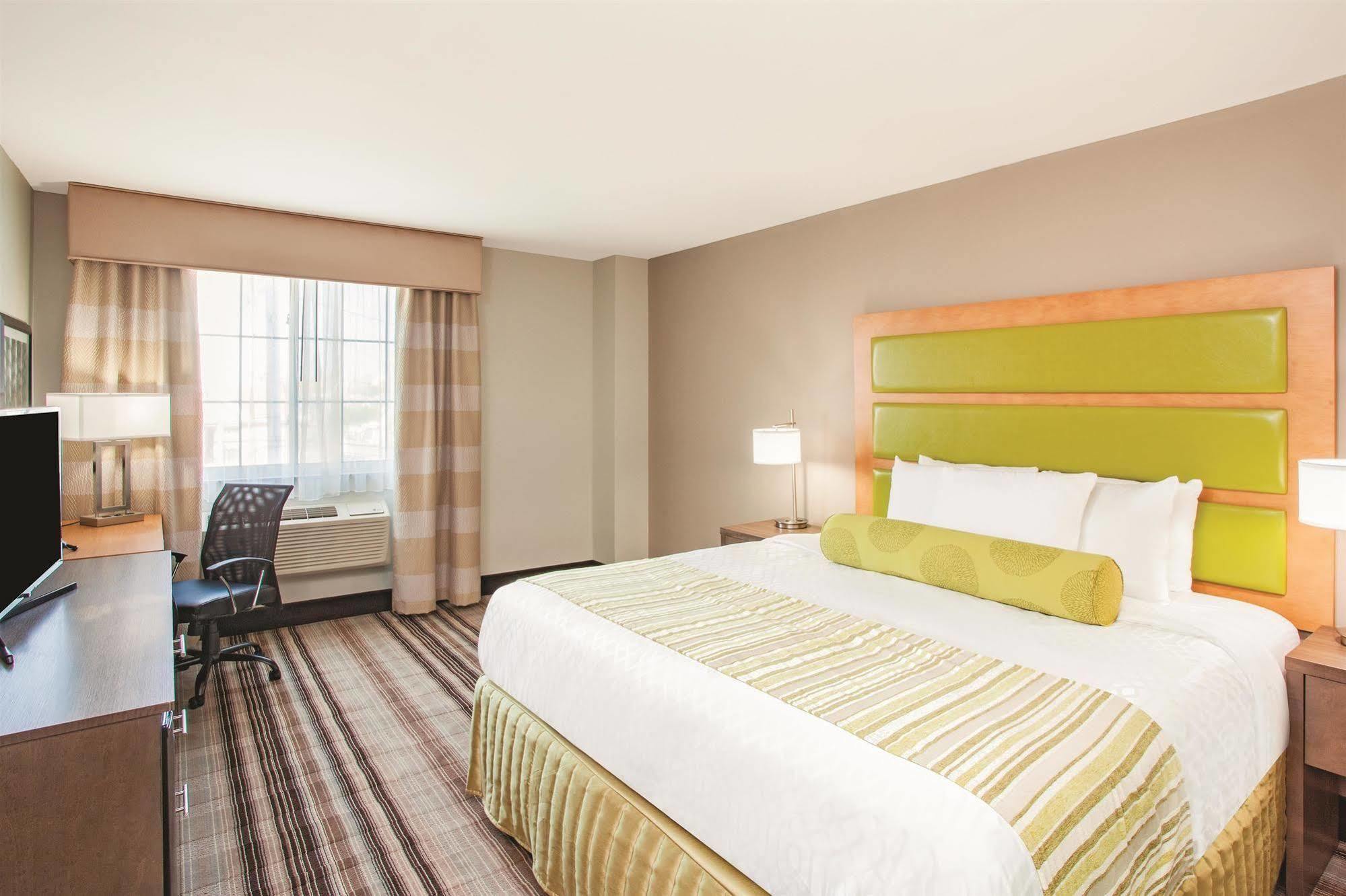 La Quinta Inn & Suites Far Rockaway - Beach Hotel New York Exteriör bild