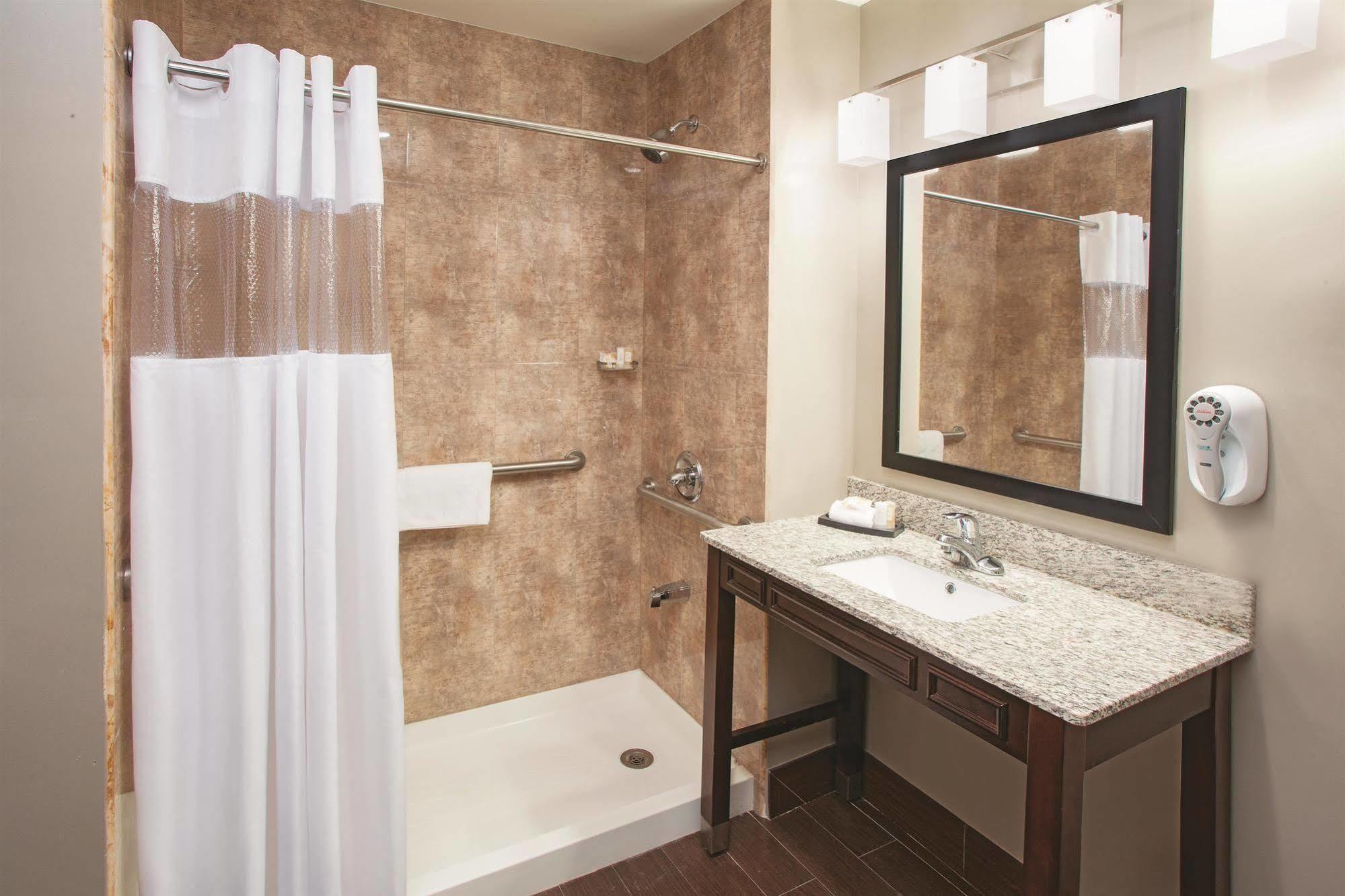 La Quinta Inn & Suites Far Rockaway - Beach Hotel New York Exteriör bild