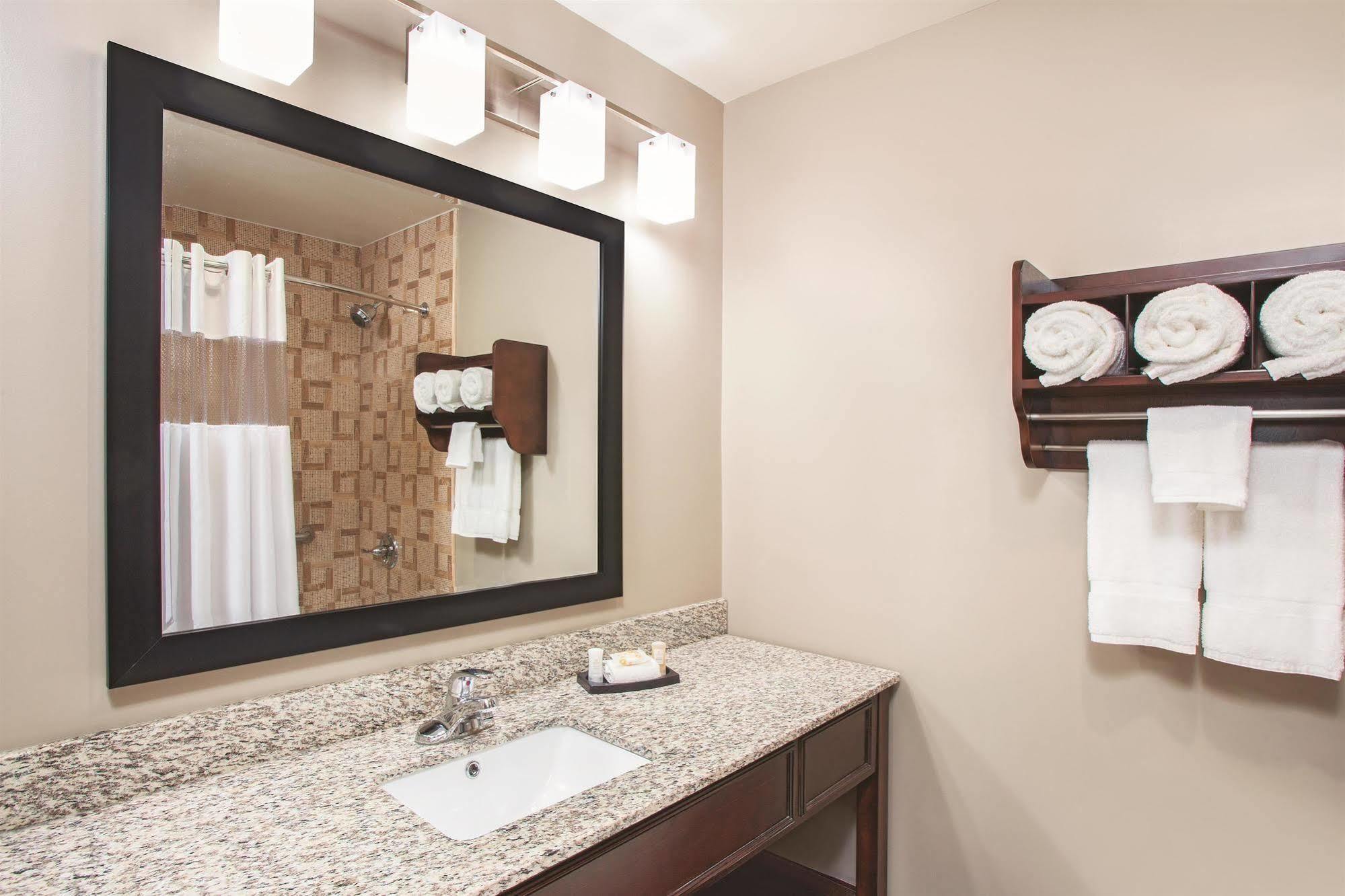 La Quinta Inn & Suites Far Rockaway - Beach Hotel New York Exteriör bild